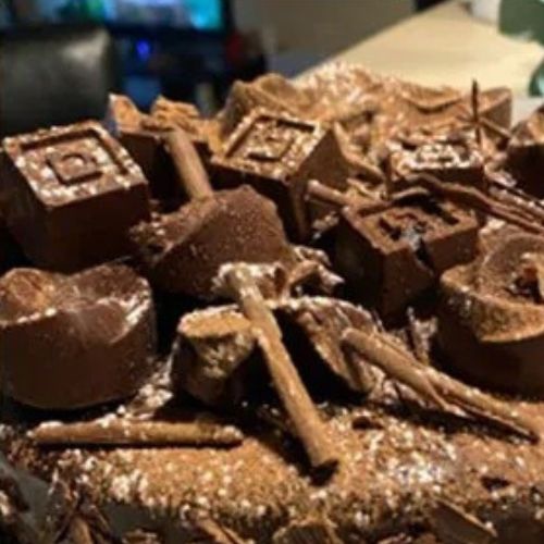 moule-a-chocolats-petits-chocolats-decors-sur-gateau-au-chocolat