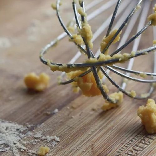 table-bois-fouet-farine