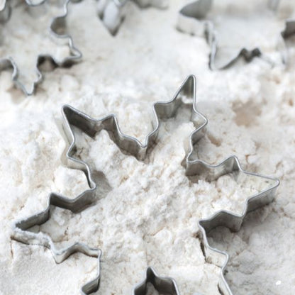 emporte-piece-noel-flocons-dans-farine