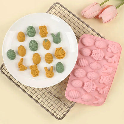 moule-a-chocolats-sur-assiette-blanche-avecchocolats-gateaux